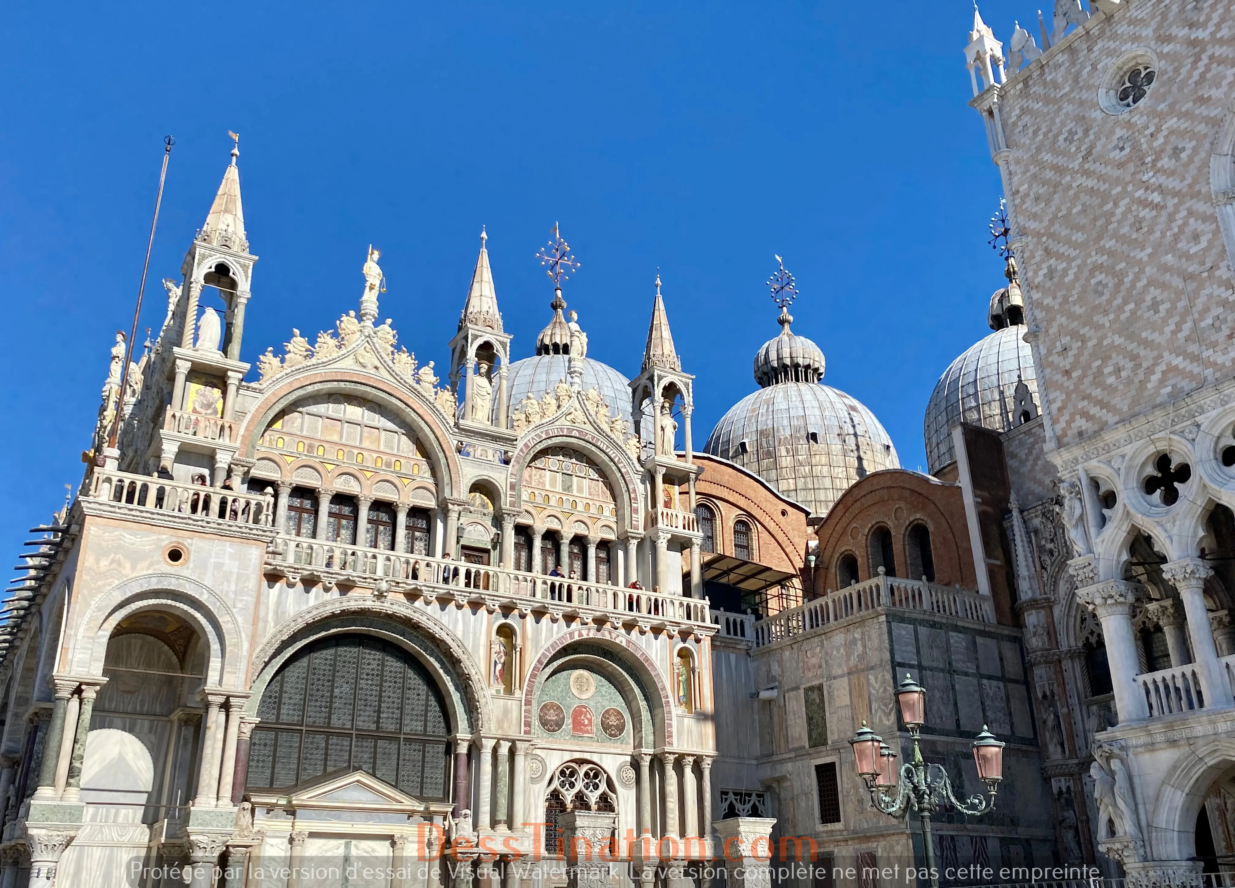 Basilique Saint-Marc de Venise à gauche et palais de Doges à droite
